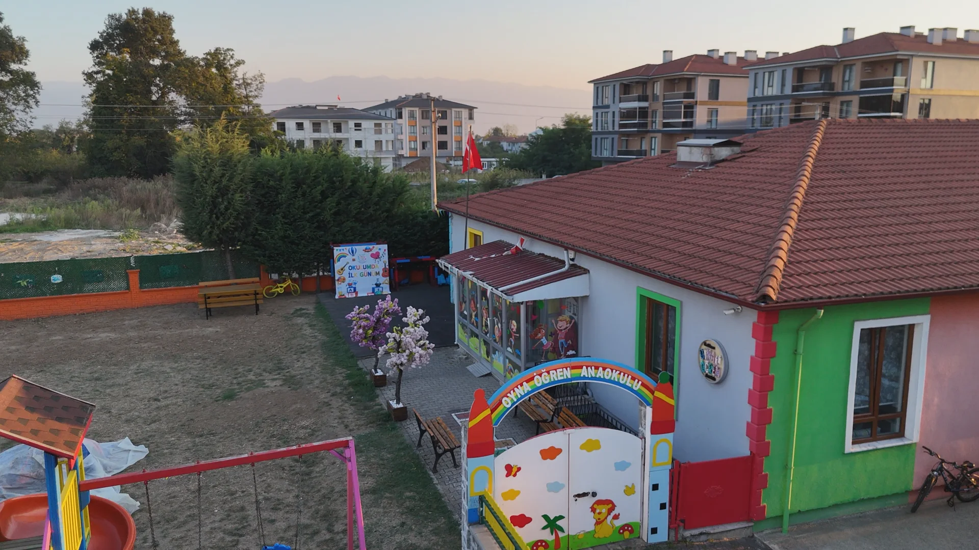 Prestij 1 — Kreş binası ve bahçesi