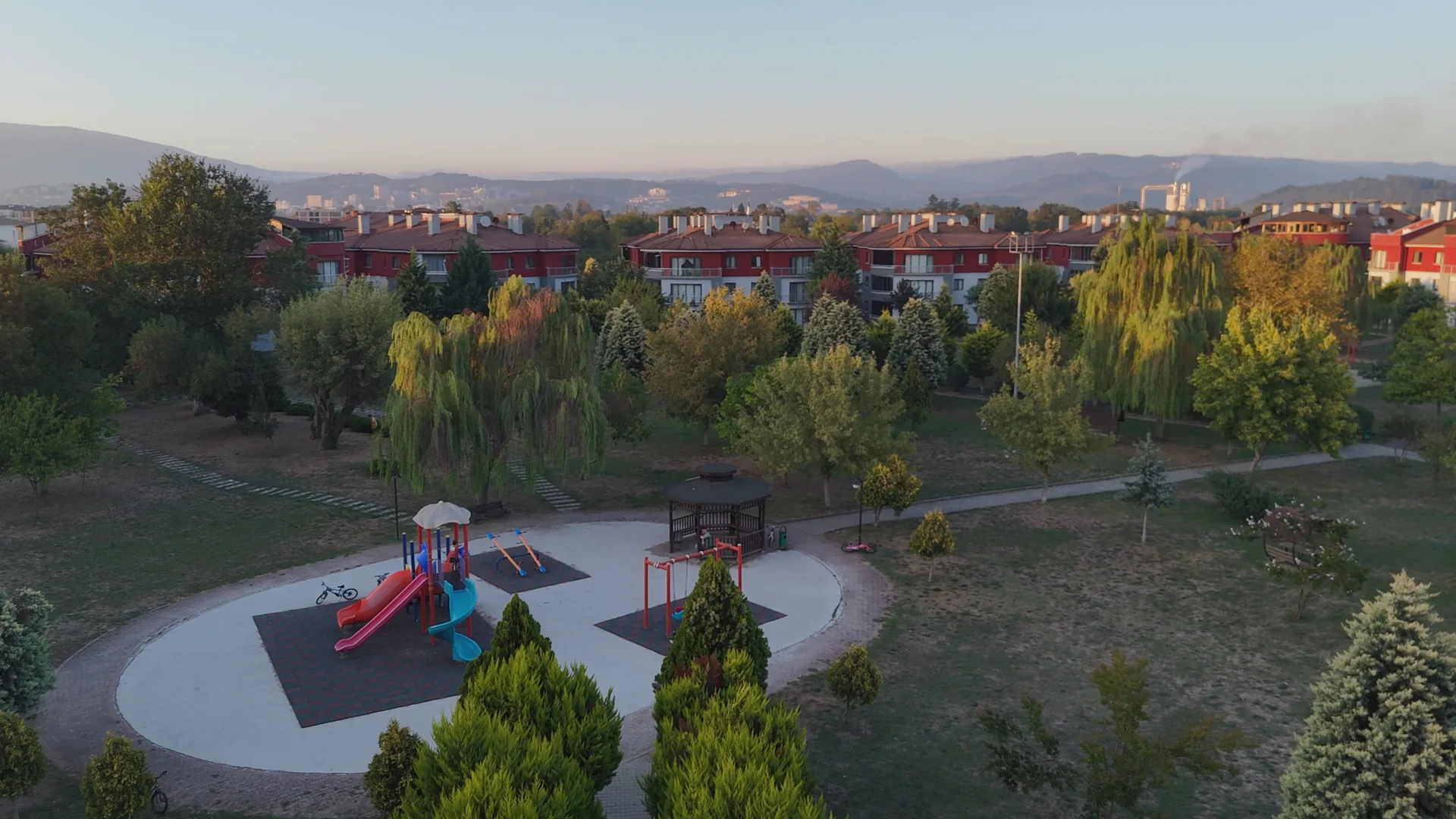 Prestij 1 — Yeşil alanlar, yürüyüş yolları ve çocuk parkı