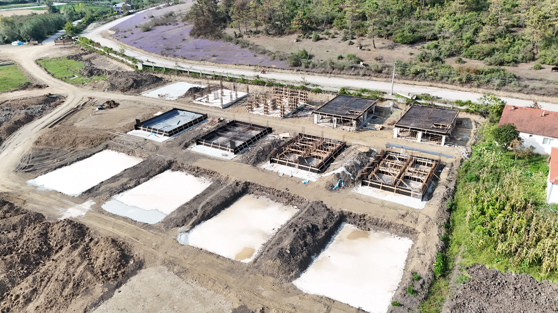 Prestij Villa şantiyesinde temel alanları ve kalıp çalışmaları