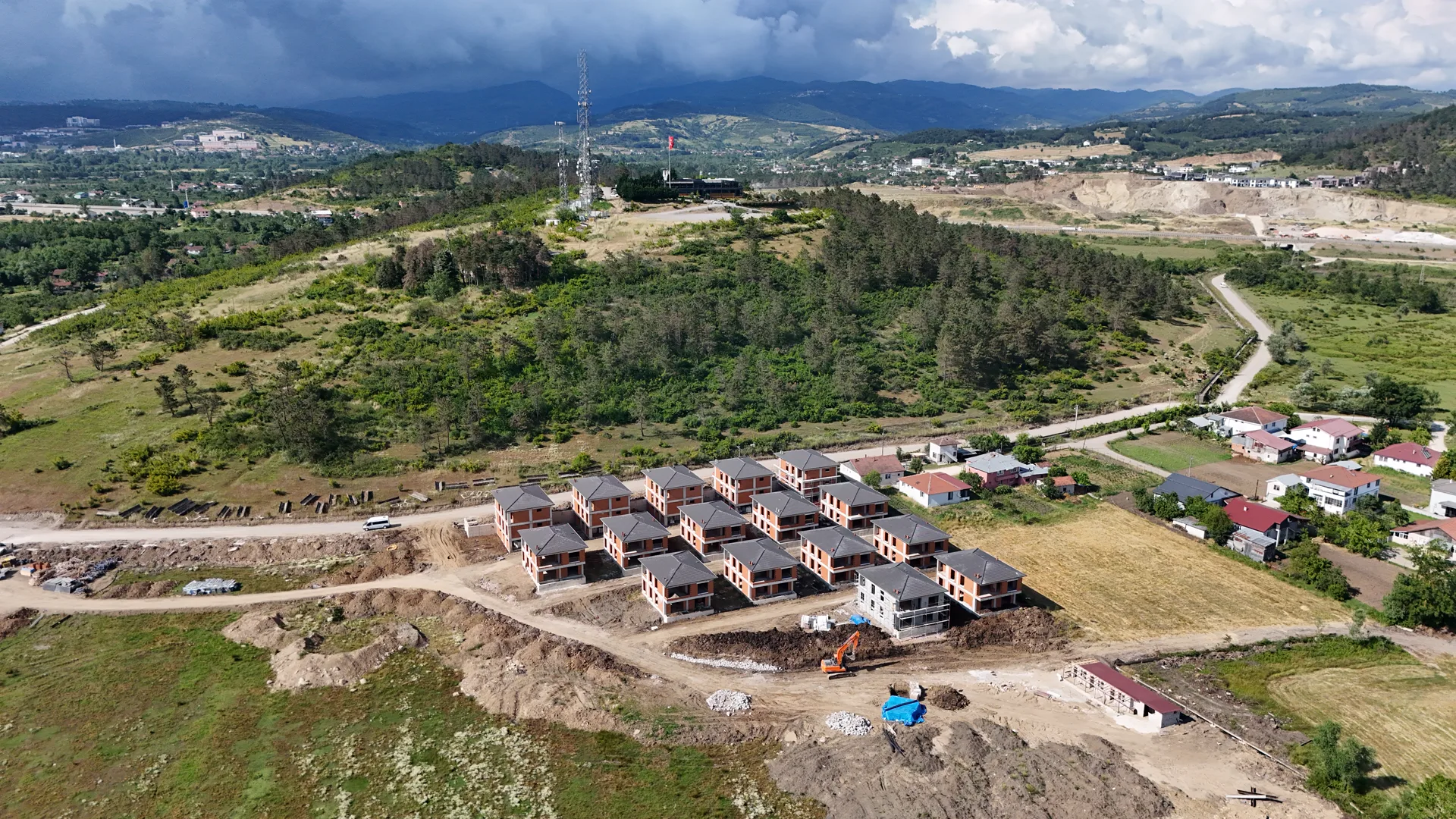 Prestij Villa proje alanının çevresiyle birlikte geniş açıdan havadan görünümü